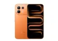 Tampilan depan dan belakang smartphone Infinix berwarna oranye cerah
