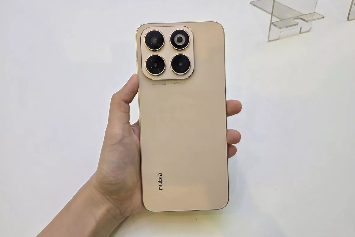 Smartphone Nubia warna emas di genggaman tangan untuk rekomendasi HP RAM 8GB 1 jutaan