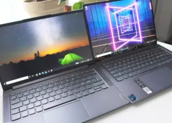 Perbandingan dua laptop Lenovo Yoga Pro 7i dan IdeaPad Slim di atas meja kerja