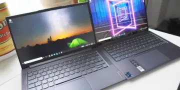 Perbandingan dua laptop Lenovo Yoga Pro 7i dan IdeaPad Slim di atas meja kerja