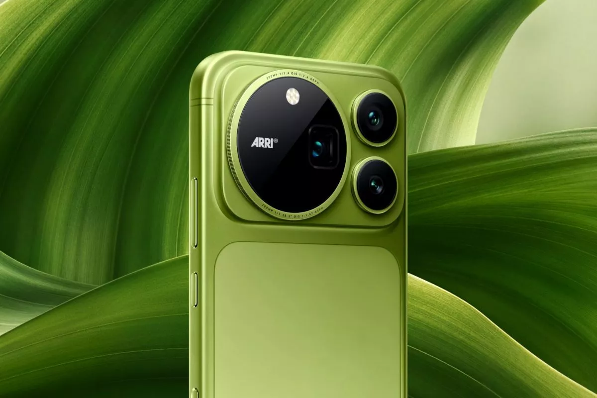 Close-up modul kamera 200 MP Honor Magic 9 varian hijau olive dengan latar belakang dedaunan.