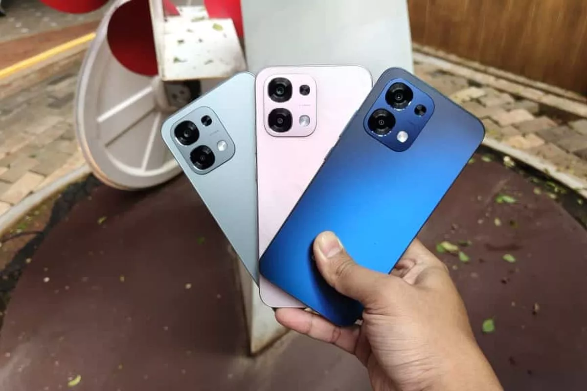 Seseorang memegang tiga unit HP Oppo 5G dengan varian warna berbeda di tangan.