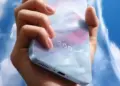 Tampilan jarak dekat bagian bawah smartphone iQOO Neo 12 memperlihatkan port USB Type-C, speaker, dan slot SIM.
