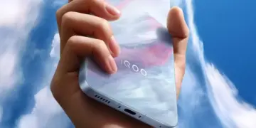 Tampilan jarak dekat bagian bawah smartphone iQOO Neo 12 memperlihatkan port USB Type-C, speaker, dan slot SIM.