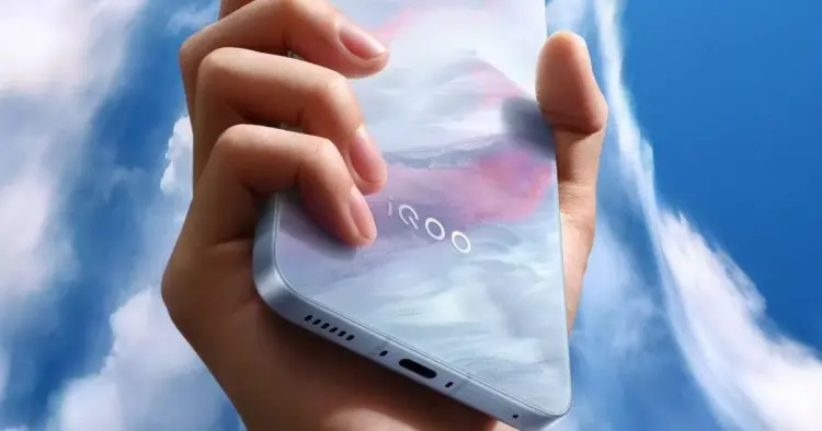 Tampilan jarak dekat bagian bawah smartphone iQOO Neo 12 memperlihatkan port USB Type-C, speaker, dan slot SIM.