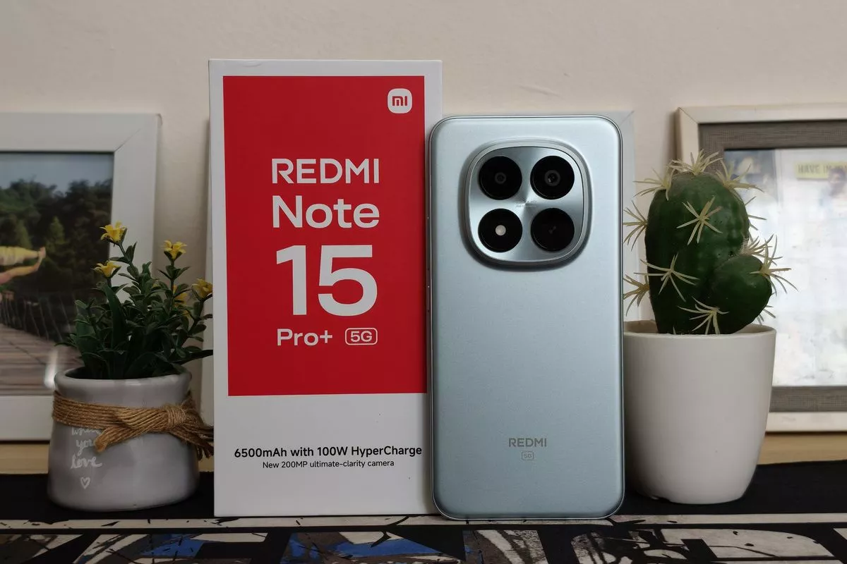 Kotak penjualan Redmi Note 15 Pro+ 5G beserta unit HP gaming berwarna biru muda.