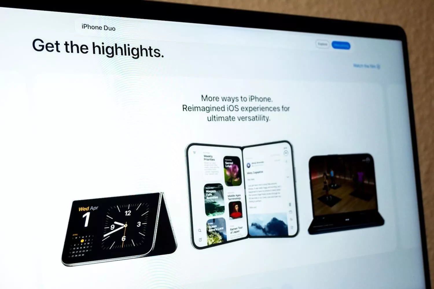 Tampilan situs web resmi Apple memuat informasi produk dan fitur iPhone Duo.