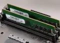 Dua keping RAM DDR4 yang terpasang pada slot RAM dual-channel untuk solusi kendala RAM laptop penuh.