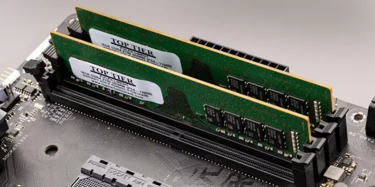 Dua keping RAM DDR4 yang terpasang pada slot RAM dual-channel untuk solusi kendala RAM laptop penuh.