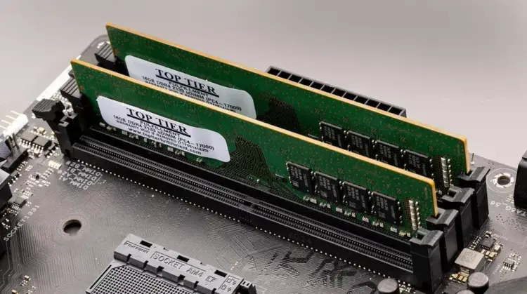 Dua keping RAM DDR4 yang terpasang pada slot RAM dual-channel untuk solusi kendala RAM laptop penuh.