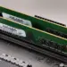 Dua keping RAM DDR4 yang terpasang pada slot RAM dual-channel untuk solusi kendala RAM laptop penuh.