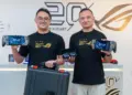 Perwakilan ASUS Indonesia memamerkan konsol handheld ROG Xbox Ally X20 beserta kacamata AR dan protector case.