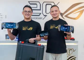 Perwakilan ASUS Indonesia memamerkan konsol handheld ROG Xbox Ally X20 beserta kacamata AR dan protector case.