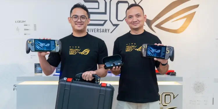 Perwakilan ASUS Indonesia memamerkan konsol handheld ROG Xbox Ally X20 beserta kacamata AR dan protector case.