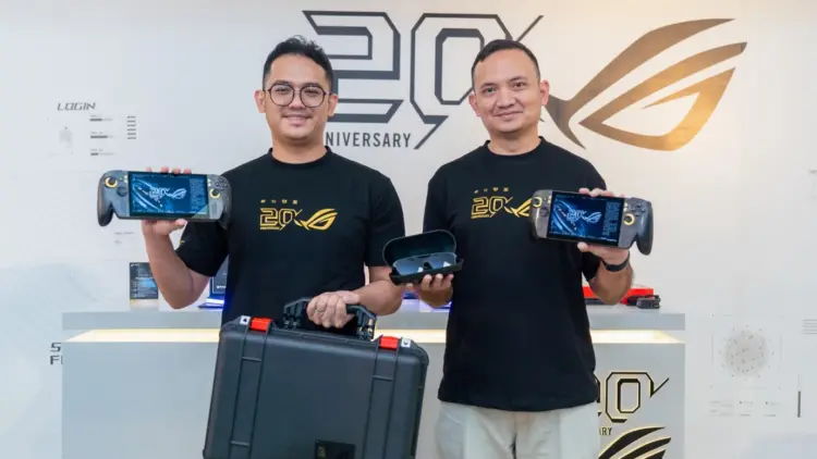 Perwakilan ASUS Indonesia memamerkan konsol handheld ROG Xbox Ally X20 beserta kacamata AR dan protector case.