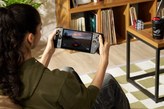 Gamer perempuan sedang bermain game balap mobil pada layar OLED 7,4 inci konsol genggam ROG XBOX Ally X20.