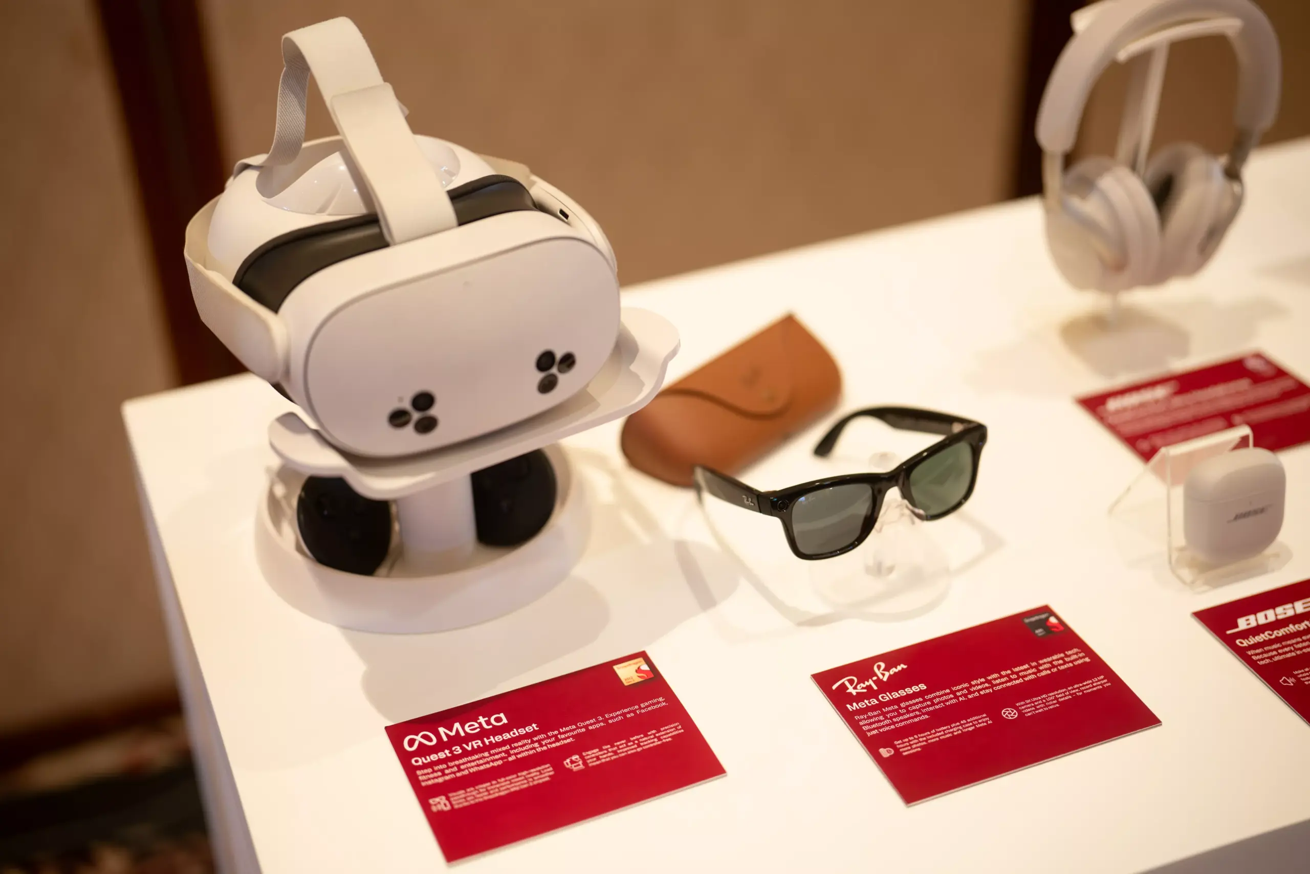 Headset VR Meta Quest 3 dan kacamata pintar Ray-Ban Meta berbasis teknologi AI Snapdragon 8 Elite