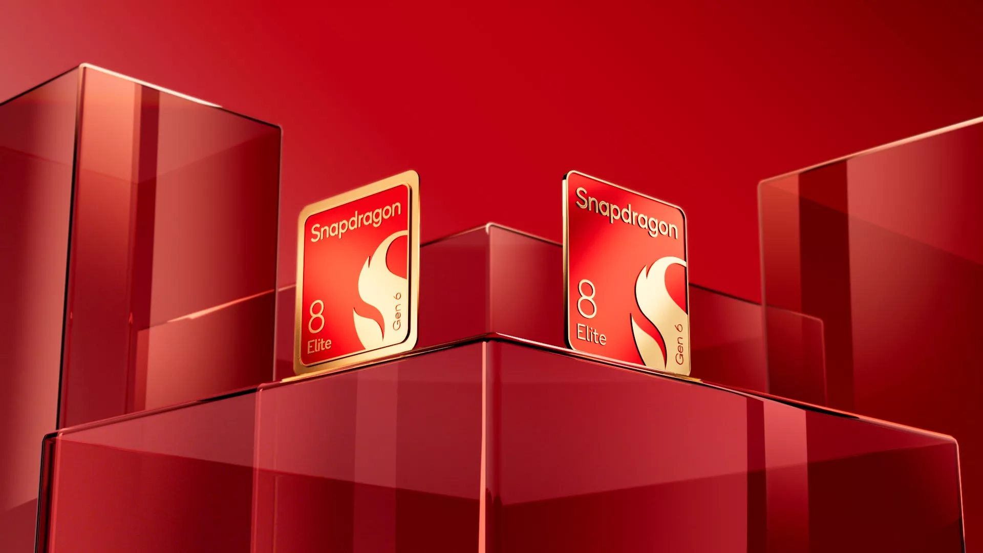 Dua badge logo chipset Qualcomm Snapdragon 8 Elite berwarna merah emas di atas panggung pajangan merah