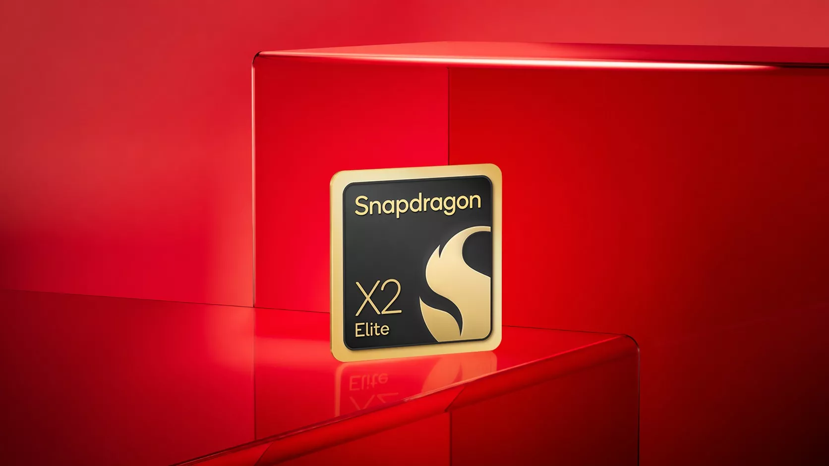 Badge logo prosesor Qualcomm Snapdragon X2 Elite berwarna hitam emas di latar belakang estetis merah